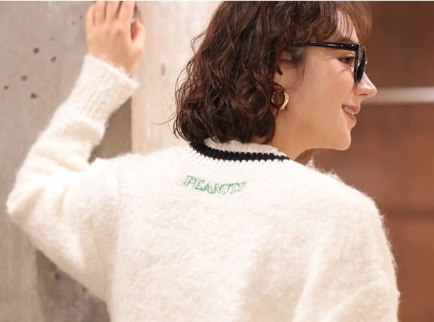 白地バージョンのバック。水色の「PEANUTS」の刺しゅうも印象的だ