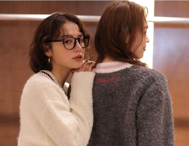 背面の首元には、赤色で刺しゅうされた「PEANUTS」の文字が！