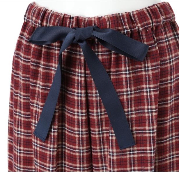 パンツのウエスト部分。ウエストのサイズを調整可能な太めのリボンがキュート！白地バージョンはグレー、紺地バージョンは赤のリボンがぞれぞれあしらわれている