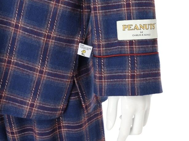 左袖にあしらわれた「PEANUTS」のタグもかわいい