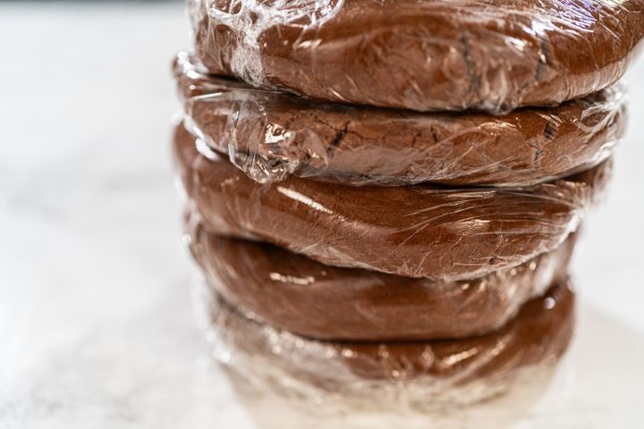 一つ一つラップに包んだチョコクッキーを重ねた
