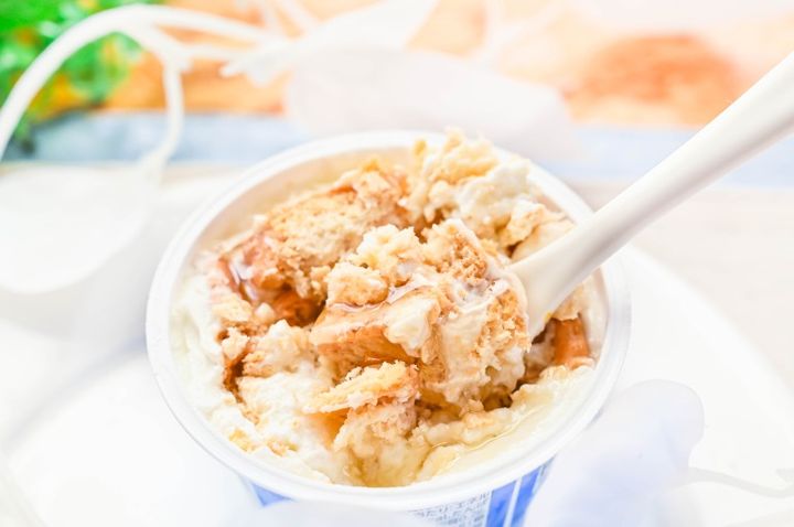 ヨーグルトに砕いたクッキーを入れたスイーツ