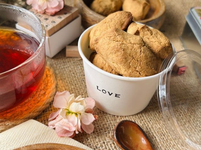 使い捨てのカップに重ねて入っているクッキー ティータイムイメージ