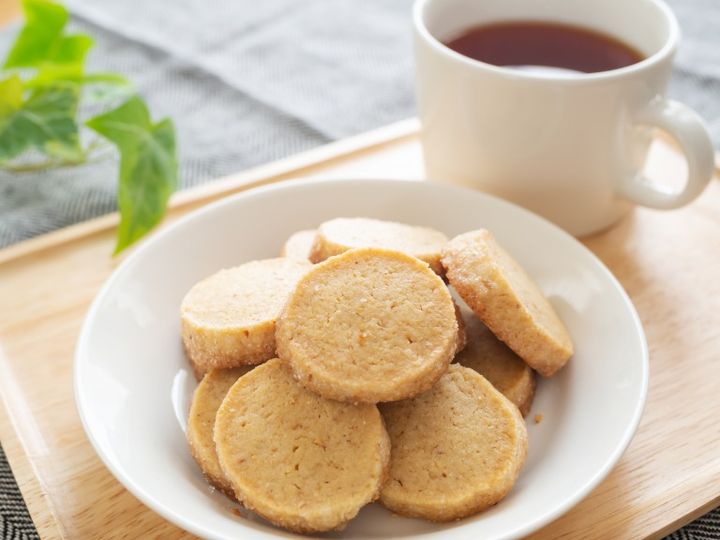 クッキーが入ったお皿と紅茶 おやつタイムのイメージ