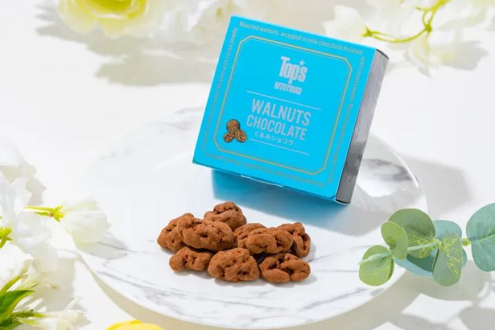 くるみチョコレートのパッケージとチョコレートが白いお皿に乗っている写真です。