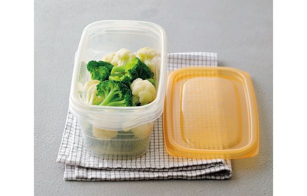 ふたと容器に、ざるがついた二重構造。洗った野菜をざるに入れれば水切りができ、そのまま容器に重ねて電子レンジで加熱（続いてパッケージ画像▶︎次へ） 撮影／安井真喜子