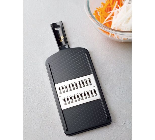 切れ味がよく、押し引きの両方でスピーディーに千切りができる特殊クランク刃を採用 撮影／安井真喜子