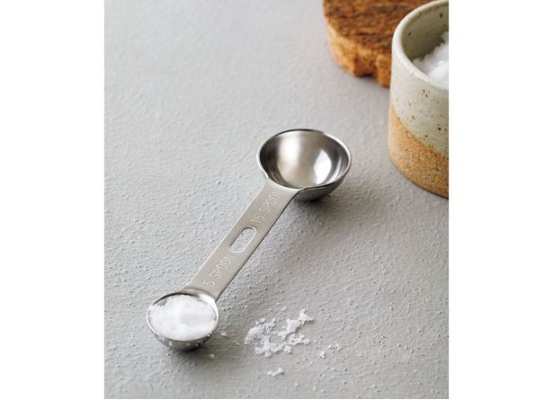 5㏄（小さじ1）と15㏄（大さじ1）が1本で量れる計量スプーン 撮影／安井真喜子