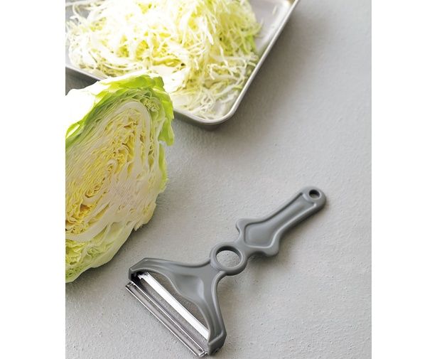 オリジナルのギザ刃で、キャベツをより細く、ふわふわな食感にスライス 撮影／安井真喜子