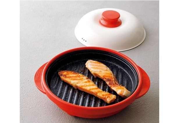 特殊構造により、電子レンジ加熱でプレートが300℃以上の高温に 撮影／安井真喜子