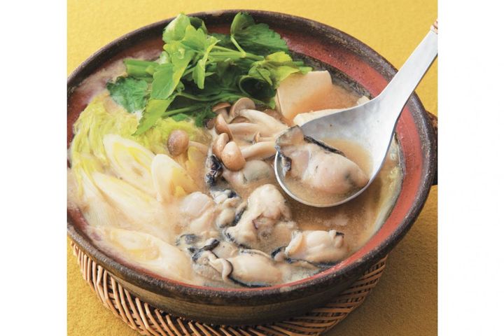 身近な材料で簡単！味変も楽しめる【魚介のご当地鍋レシピ】2選「石狩鍋」「かき鍋」
