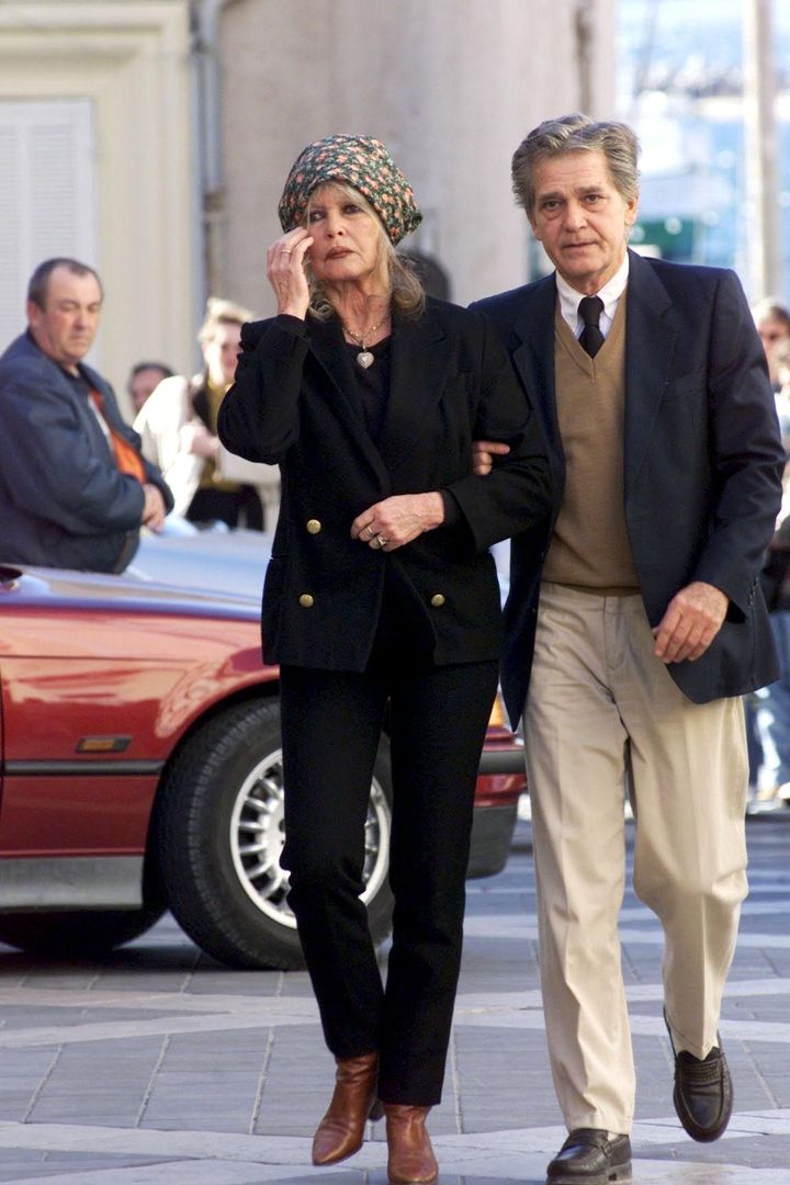 2000年2月、ロジェ・ヴァディムの葬式に参列したブリジット・バルドーと夫のベルナール・ドルマール。