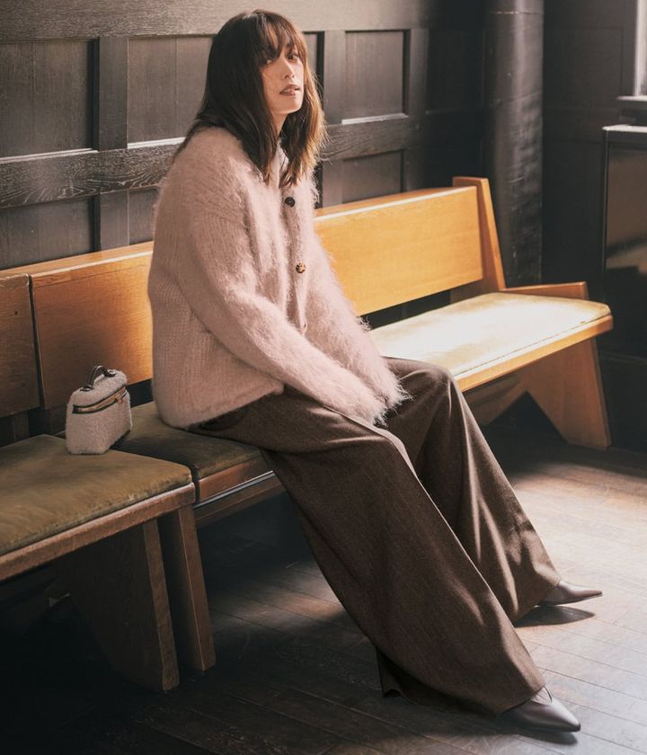 ロロ・ピアーナのニットとワイドパンツを着ている蛯原友里