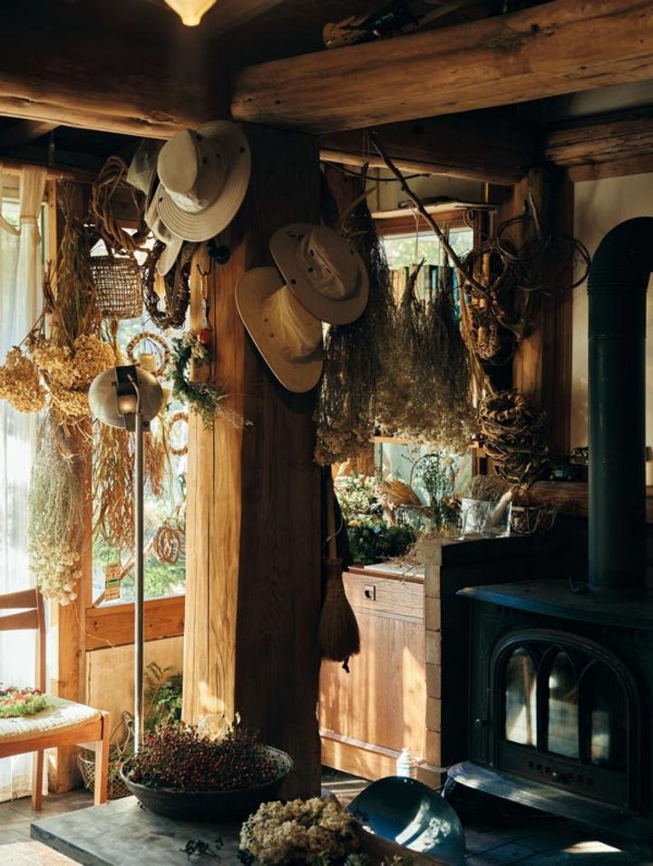 日当たりのいい窓辺にリースづくりのスペースが。