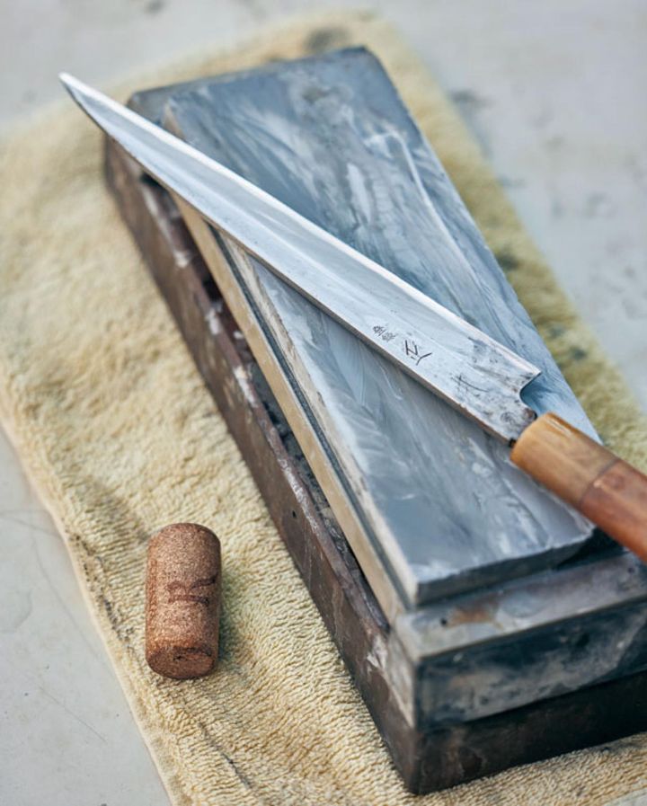 粒度の違う研石をいくつか使って研いだあと、クレンザーをつけたコルクで磨いてピカピカに。