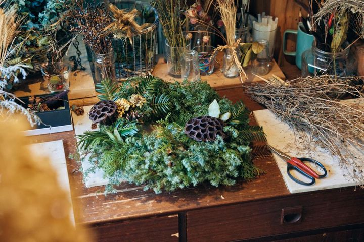 室内にも制作中のリースが。