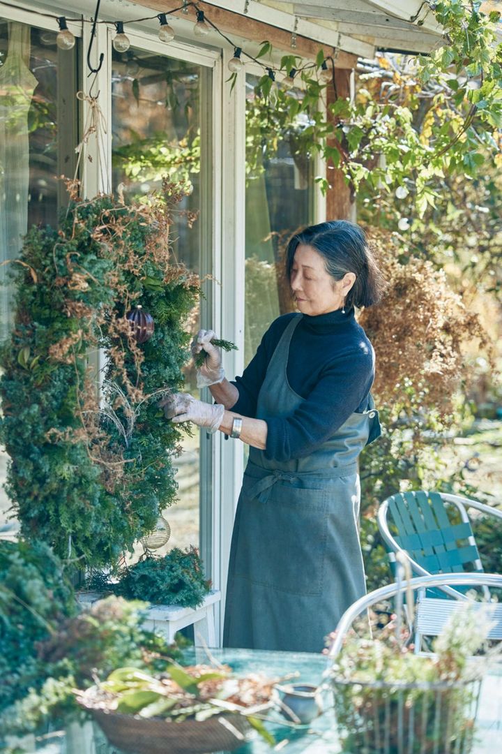 12月に開催する音楽会に向けてリースづくりの真っただ中。クリスマスシーズンとあって、今回のリースはひときわ大きなサイズ。「材料はすべてうちのまわりにある木々の枝葉です」