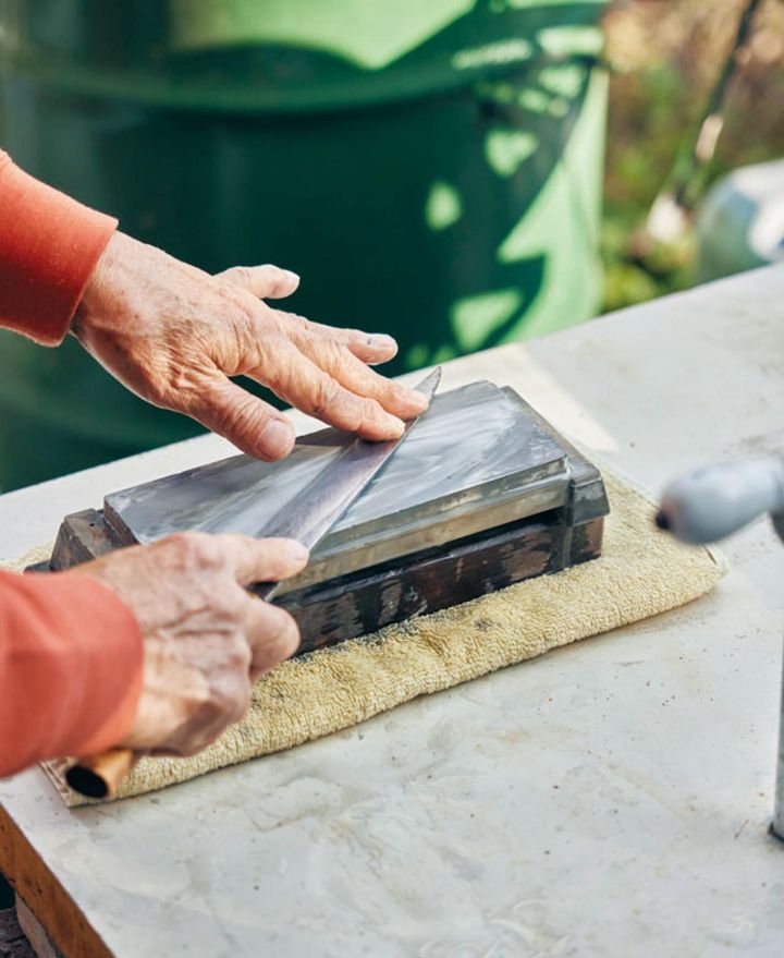 手際よく、包丁で研ぐ誠志さん。