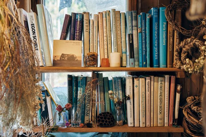 デスクの上の柵にはガーデニングの参考にしている洋書がずらり。主にフランスに行った際に買ってきたもので、色づかいのヒントにしているそう。