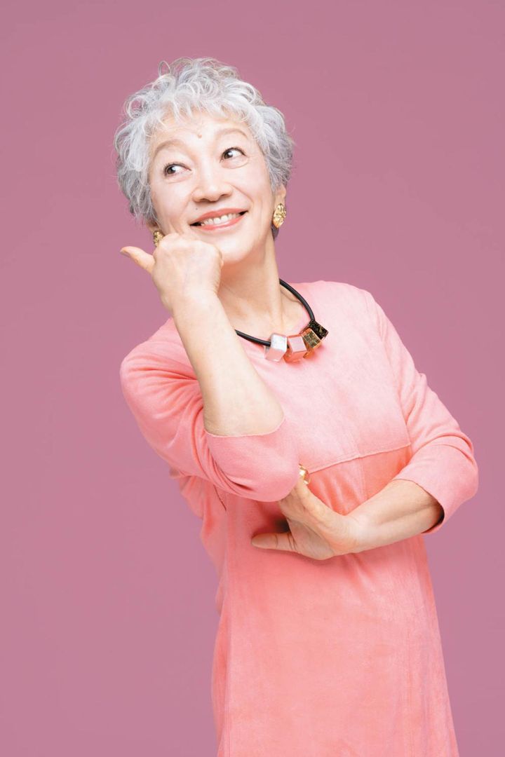 ワンピース2万1780円／アマルフィー（アマルフィー 六番町店☎03-3238-0333）ネックレス2万9700円、イヤリング6480円、リング1万2100円／以上アビステ☎03-3401-7124 靴1万7930円／メルモ（モーダ・クレア☎03-3875-7050）