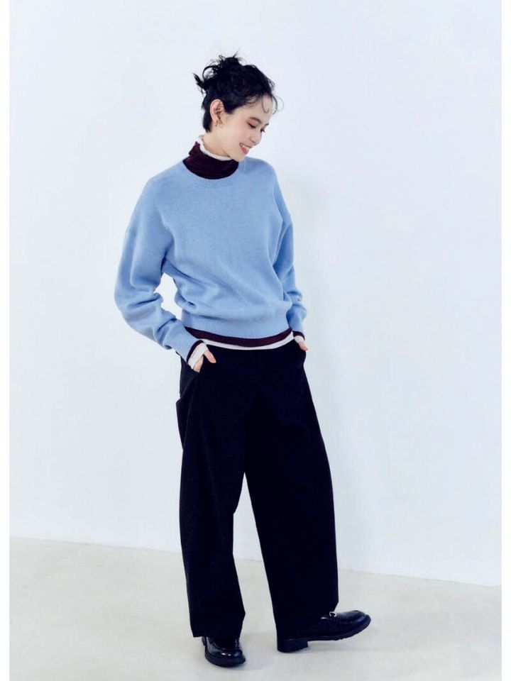 スムースコットンクルーネックセーター￥3,990、ヒートテックタートルネック 各￥2,290（すべてユニクロ：シー）、ジャージーバレルレッグパンツ￥3,990（ユニクロ／すべてユニクロ） ビットローファー￥2,990（ジーユー） ピアス￥4,400（ダナエ∴／ススプレス） 