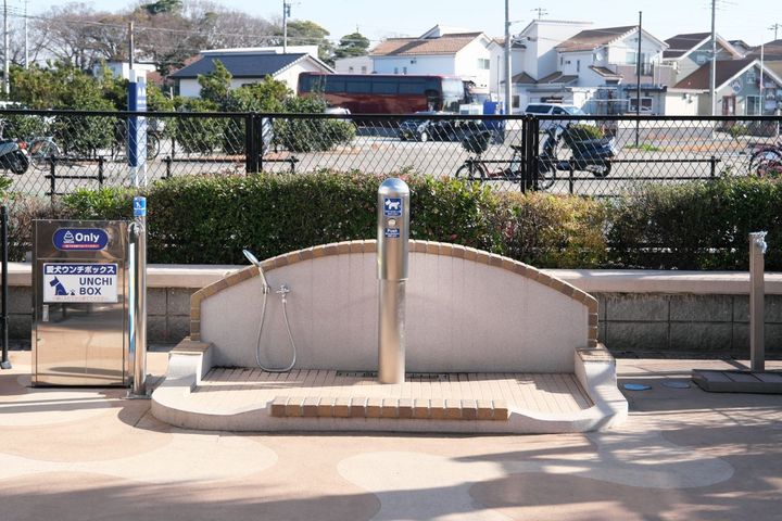 左から、愛犬ウンチBOX、リードフック、足洗い場、ペットトイレ、水飲み場