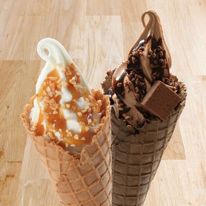 キャラメルナッツソフト550円（左）、プレミアムチョコソフト 580円