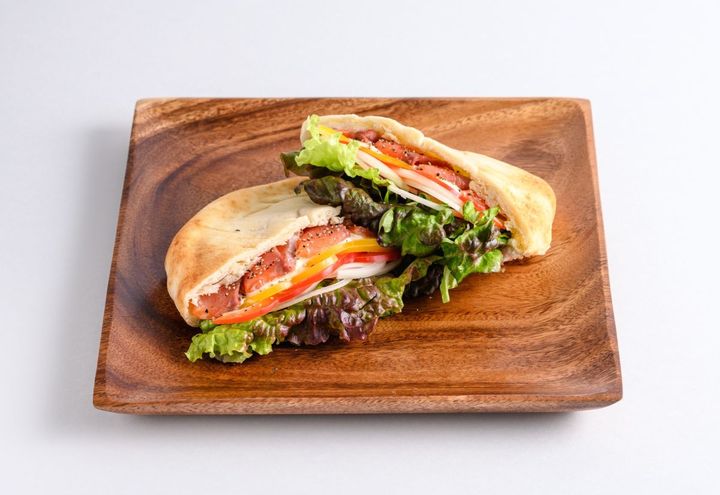 「こだわりスモークサーモン＆クリームチーズ」単品1670円などの食事メニューが揃う