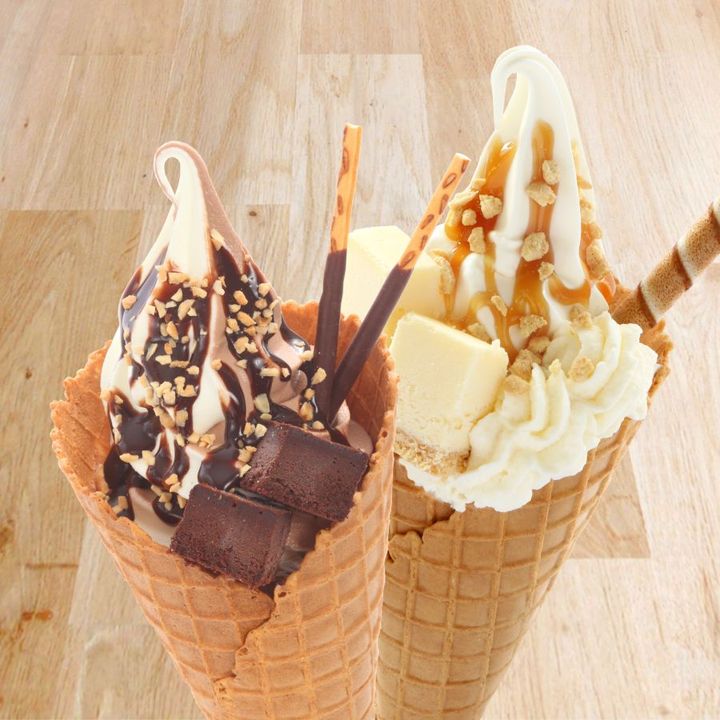 「ぱふぇそふと ショコラミルク」700円（左）、「ぱふぇそふと NYチーズケーキ」700円