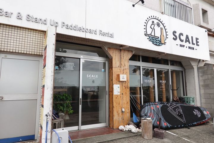 宮之浦大橋の横に建つSUP、カフェ、BARが楽しめる店