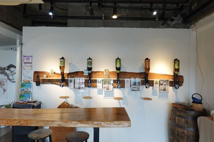 壁に「三岳」「屋久の島」「水ノ森」 「屋久杉」「大自然林」と５種類の 屋久島焼酎が並ぶ