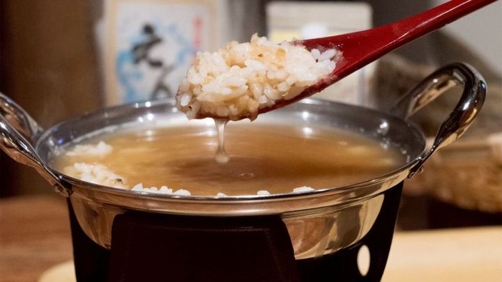 細かく削ったサバ節でとった出汁に白ご飯を入れる