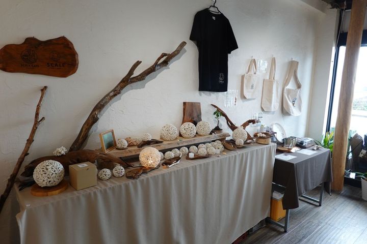 オリジナルトートバッグ、 Tシャツ、ランプシェードなどが並ぶ