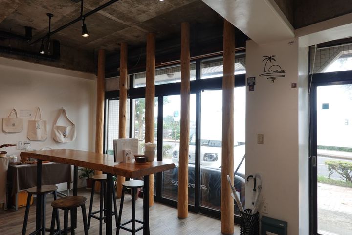 入口がある道路側の大きな窓は外から店内の様子が見える