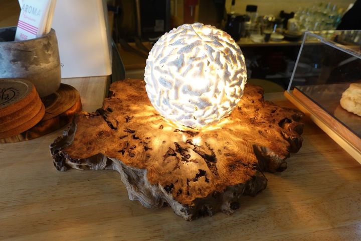 明かりをつけるとあたたかい雰囲気に