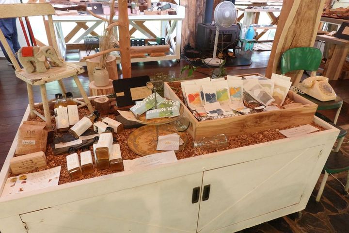 地元の作り手による作品や 木を成分とした商品が並ぶ 雑貨販売コーナー