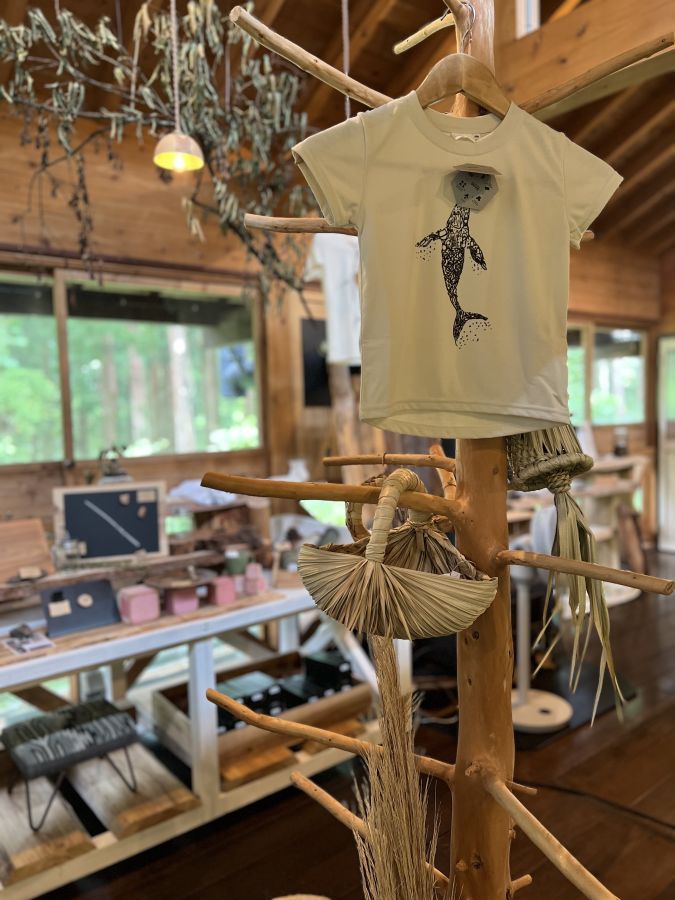 身体の中にゴミがたっぷりと詰まったクジラが描かれたTシャツ