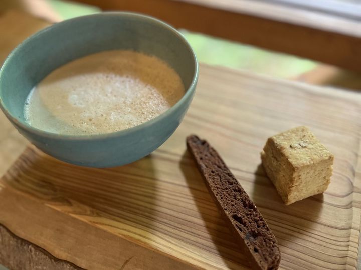 甘さ控えめの焼き菓子と一緒に楽しみたい 「ナイトコーヒー」（ブラック800円、ラテ850円）。 ラテは豆乳ときび砂糖を使用した甘めの味。