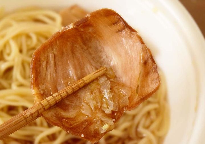 チャーシューはやや固めの食感で、チルド麺の具材としては標準的といった印象で