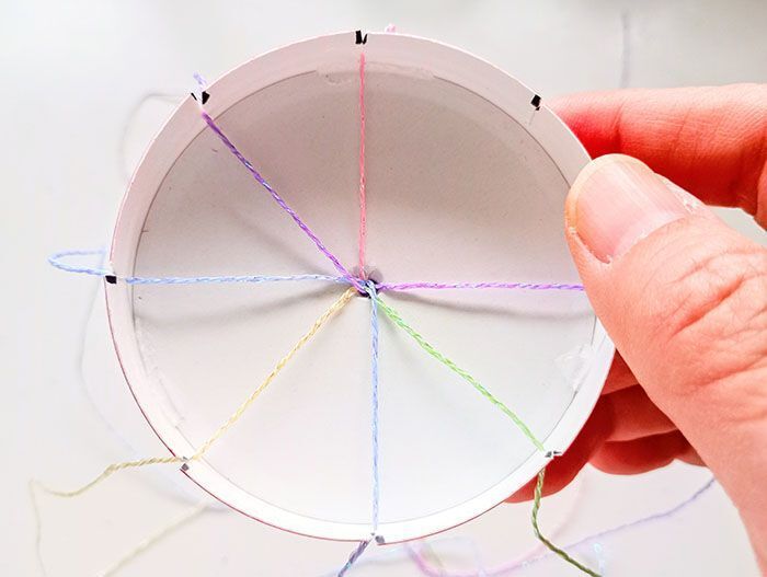 チップスターのフタがまさかの「編み機」に！くるくる回すだけで組みひも完成♡【作ってみた】