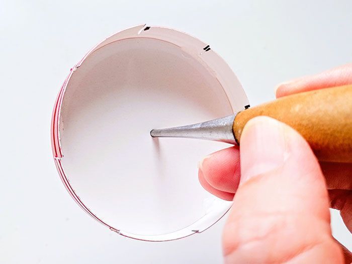 チップスターのフタがまさかの「編み機」に！くるくる回すだけで組みひも完成♡【作ってみた】