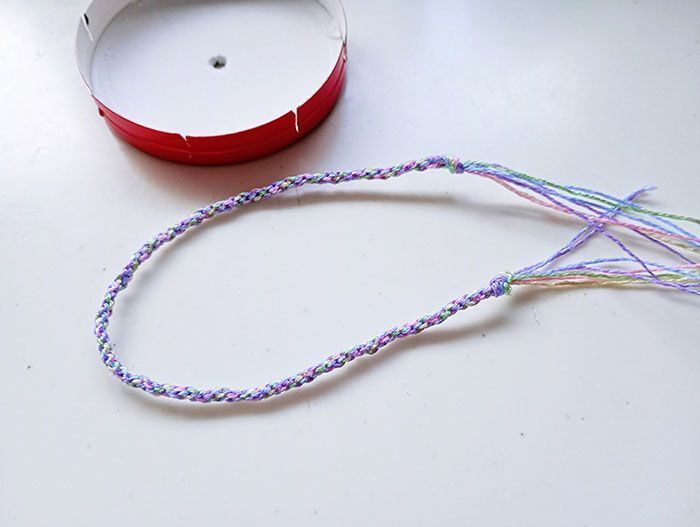 チップスターのフタがまさかの「編み機」に！くるくる回すだけで組みひも完成♡【作ってみた】