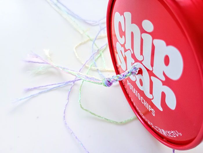 チップスターのフタがまさかの「編み機」に！くるくる回すだけで組みひも完成♡【作ってみた】