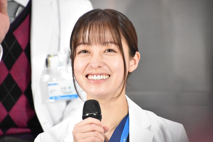 橋本環奈、ドラマ『ヤンドク！』記者会見に登場 クランクイン！ width=