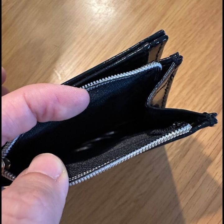 小銭入れは大きく開いて見やすい