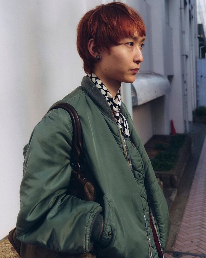 【スナップ】プリーツスカートの長さと広がりを活かすタイトな上半身