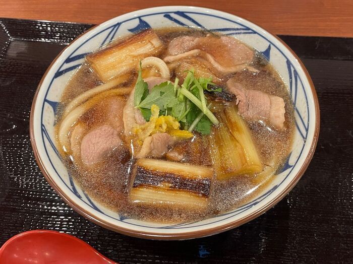 【丸亀製麺】贅沢の極み。「だし巻き」が丸ごと1本ドーン！肉まみれの復活メニューも最高すぎる♡衝撃新作を食べ尽くし