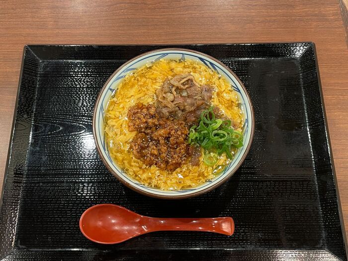 【丸亀製麺】贅沢の極み。「だし巻き」が丸ごと1本ドーン！肉まみれの復活メニューも最高すぎる♡衝撃新作を食べ尽くし