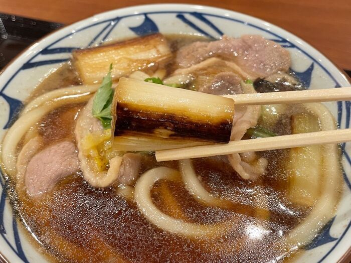 【丸亀製麺】贅沢の極み。「だし巻き」が丸ごと1本ドーン！肉まみれの復活メニューも最高すぎる♡衝撃新作を食べ尽くし