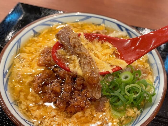 【丸亀製麺】贅沢の極み。「だし巻き」が丸ごと1本ドーン！肉まみれの復活メニューも最高すぎる♡衝撃新作を食べ尽くし